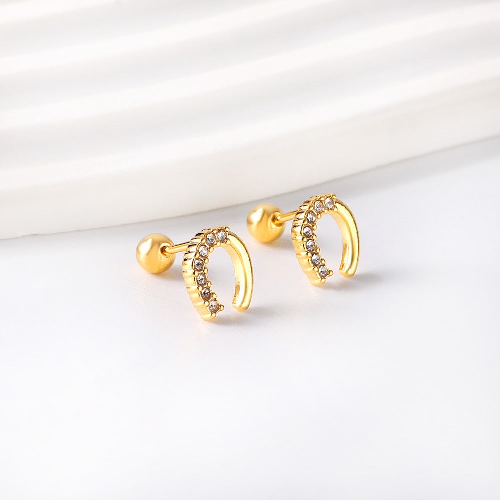 Sparkle Horseshoe kids earrings detail – 18K gold plated by Twisty Locks
