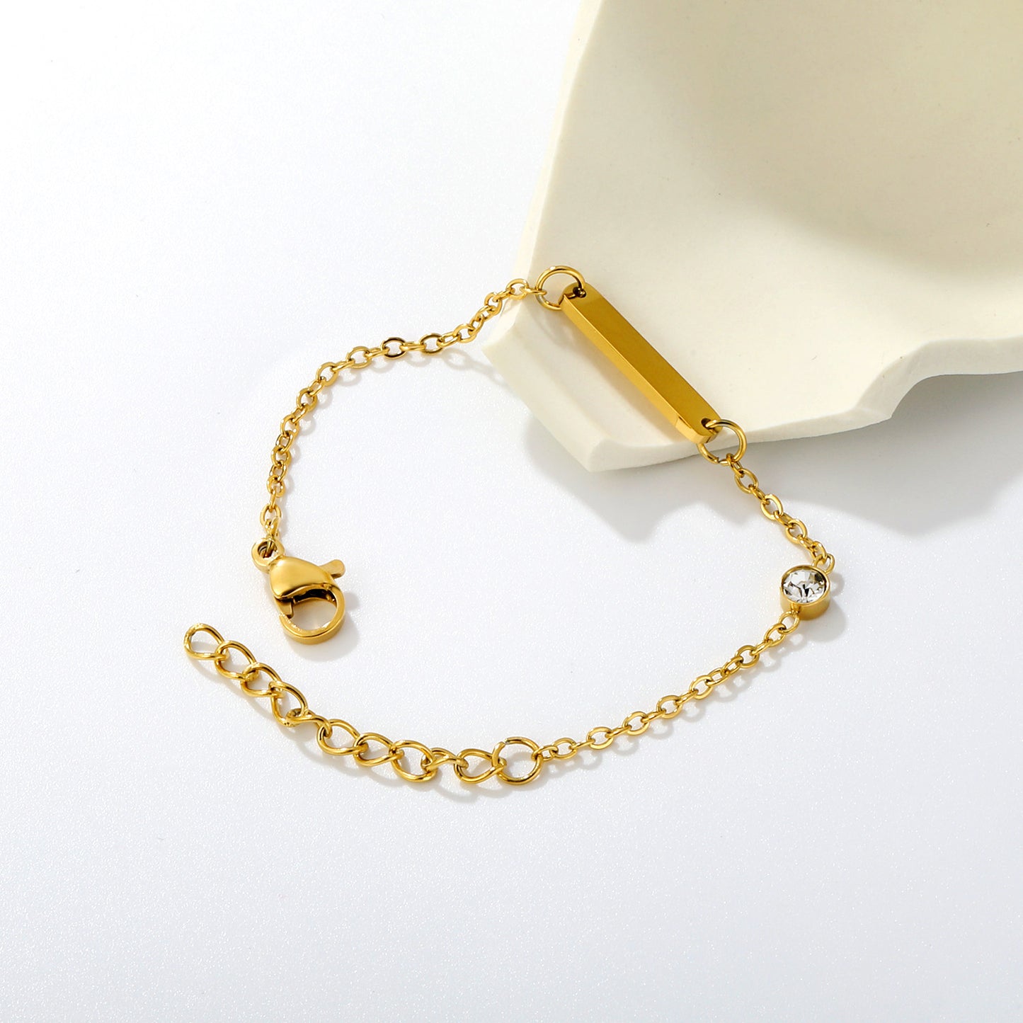 Solitaire Customised bracelet detail – engraved name close-up by Twisty Locks